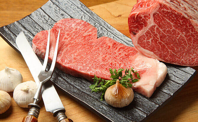 和牛ステーキ、カニやふぐなど海の幸、旬のフルーツから、お好みで選べるカタログギフト