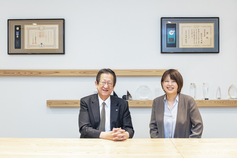 株式会社能作　会長 能作克治氏 ５代目社長 千春氏