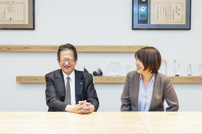 株式会社能作　会長 能作克治氏 ５代目社長 千春氏